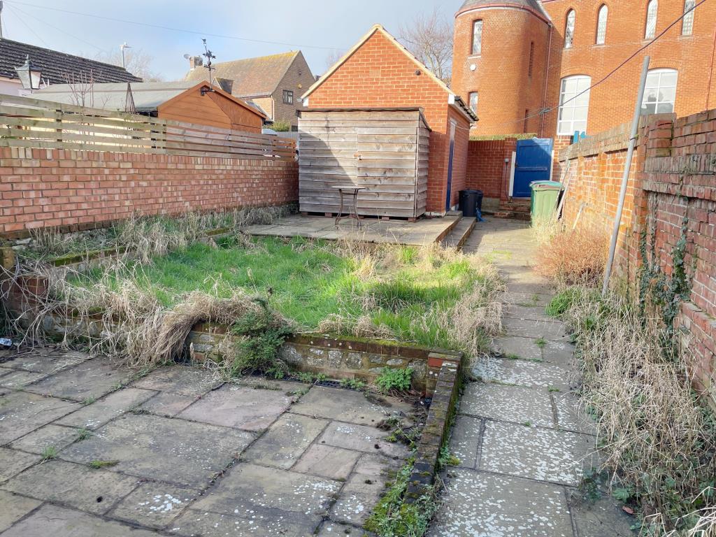 Lot: 102 - FOUR-BEDROOM HOUSE FOR IMPROVEMENT AND MODERNISATION - Rear garden